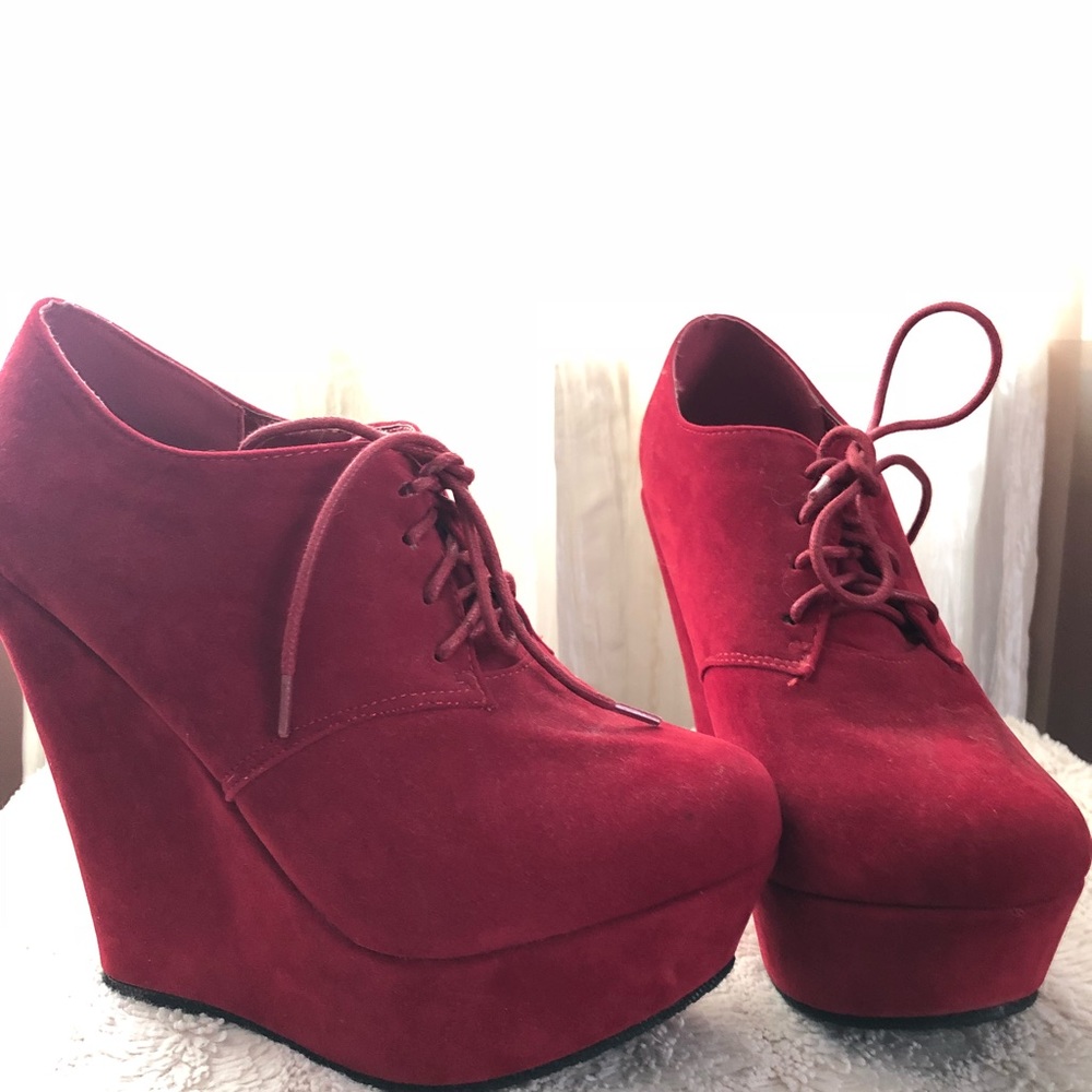 Hawt red laced wedges 8.5 by Delicacy